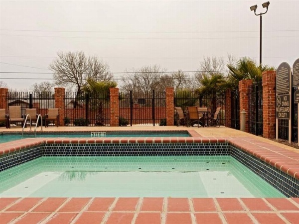 Holiday Inn Express & Suites San Antonio South image 1