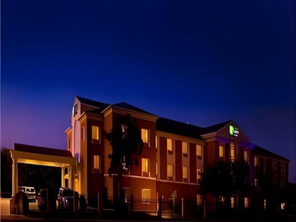 Holiday Inn Express & Suites San Antonio South image 6