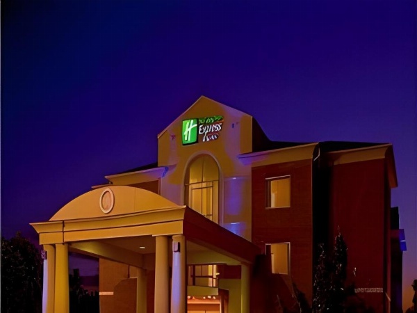 Holiday Inn Express & Suites San Antonio South image 7